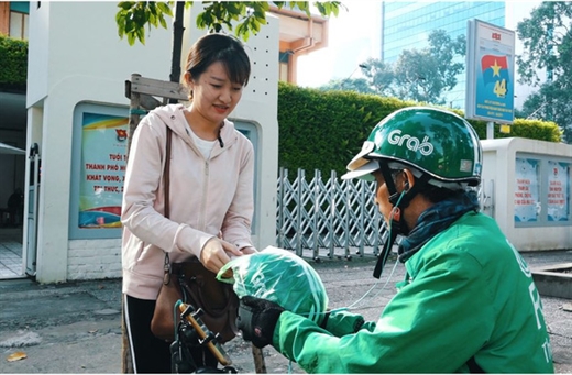 Chiếc nón bảo hiểm được chú Hiến gói cẩn thận trong túi nilông dành cho khách hàng