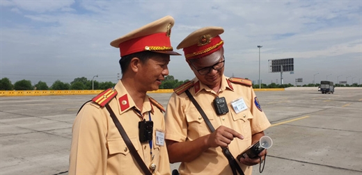 Tổ tuẩn tra của Cục CSGT được trang bị camera mini gắn ngực - Ảnh: GIANG LONG