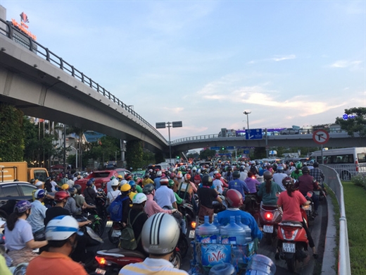 Tại TP.HCM, tình trạng ùn tắc, tai nạn giao thông xảy ra chủ yếu do ý thức chấp hành luật chưa cao - Ảnh: THU DUNG
