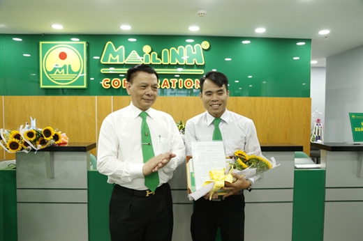 Lãnh đạo Tập đoàn Mai Linh trao thưởng cho tài xế Dương về hành động trả lại tài sản cho khách - Ảnh: Mai Linh cung cấp