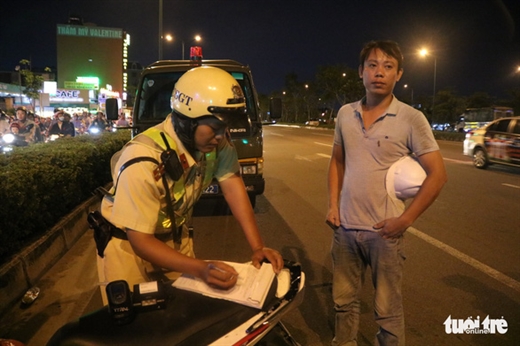 Thanh niên này không chịu thổi vào máy đo vì cho rằng có... nhiều máy quay - Ảnh: NGỌC PHƯỢNG