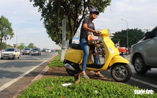 Dải phân cách trên đường Điện Biên Phủ, Q.Bình Thạnh, TP.HCM lộ cả lớp đất và cỏ cũng mất một đoạn vì người điều khiển xe máy chạy cắt ngang - Ảnh: NGỌC PHƯỢNG