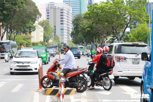 Lối đi dành cho người đi bộ nhưng xe máy vẫn vô tư chạy cắt ngang trên đường Tôn Đức Thắng, Q.1, TP.HCM - Ảnh: NGỌC PHƯỢNG