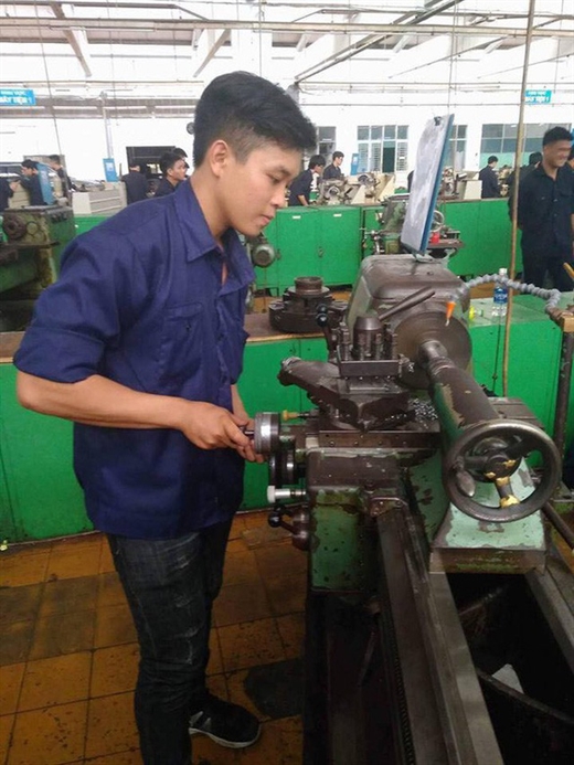 Phạm Minnh Đức trong giờ thực hành tại Trường ĐH Sư phạm kỹ thuật TP.HCM - Ảnh: NVCC