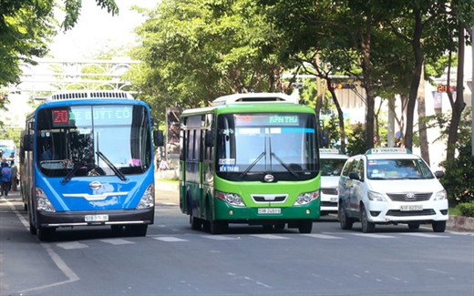Xe buýt trên đường Hàm Nghi, quận 1, TP.HCM - Ảnh: THẢO LÊ