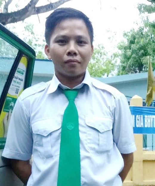 Tài xế Đặng Tiến Nhật Trường (23 tuổi, tài xế taxi ở Tam Kỳ) đã trả lại tài sản để quên trên xe cho khách - Ảnh: VÕ THANH TÙNG