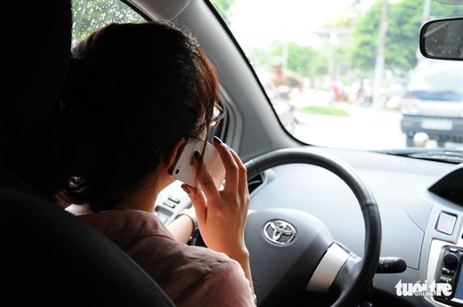 Nghe điện thoại khi lái xe tiềm ẩn nhiều nguy cơ gây tai nạn - Ảnh: TTD