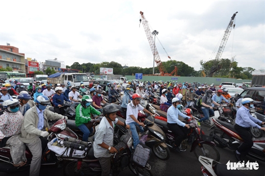 Một trong những nguyên nhân gây kẹt xe là do người dân chen lấn, không ai nhường ai - Ảnh: LÊ PHAN