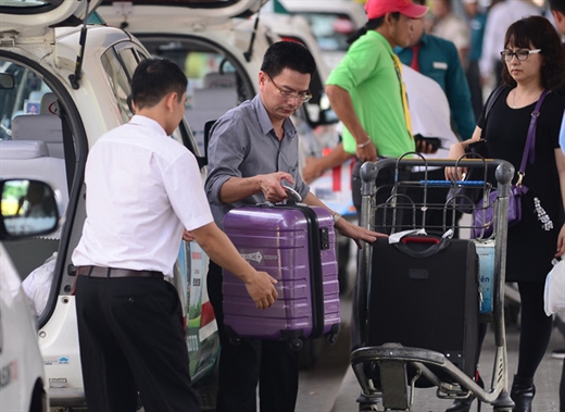 Khách hàng luôn có ấn tượng tốt với những tài xế taxi thân thiện, phục vụ ân cần - Ảnh: QUANG ĐỊNH