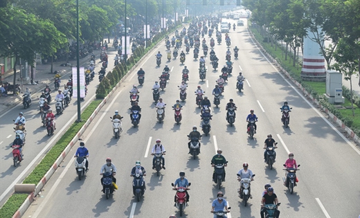 Xe máy lấn làn ôtô trên đường Phạm Văn Đồng, TP.HCM - Ảnh: Q.ĐỊNH