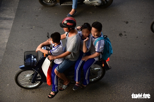 Cảnh thường gặp tại một trường tiểu học ở quận 1, TP.HCM sau giờ tan học buổi chiều - Ảnh: QUANG ĐỊNH