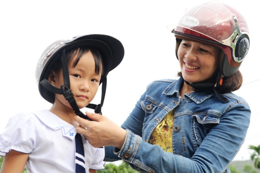 Chị Hải không chỉ đưa đón, mà đón vai trò là người mẹ quan tâm, động viên bé Thủy - Ảnh: LÊ TRUNG