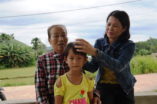 Bé Thủy bên bà ngoại và cô Hải - Ảnh: LÊ TRUNG