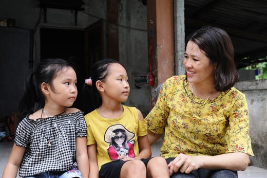 Hai chị em Hằng, Hạnh được cô Hải hai năm trời đưa đón đến trường, giờ các cháu đã tự đi xe đạp đến lớp, và còn là học sinh giỏi - Ảnh: LÊ TRUNG