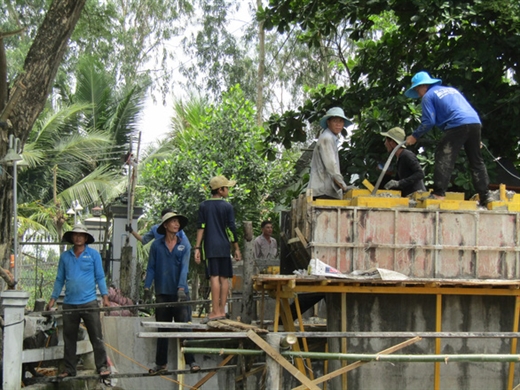 Các thành viên đội thi công cầu nối liền xã Trung Hưng và xã Thạnh Lộc - Ảnh: T.T.LIÊM
