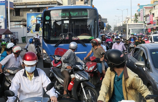 Tài xế xe buýt tranh cãi với một người đi xe máy khi ông này phản ứng, cho rằng xe buýt chạy lấn làn xe máy trên đường Hoàng Văn Thụ, Q.Phú Nhuận, TP.HCM - Ảnh: T.T.D.