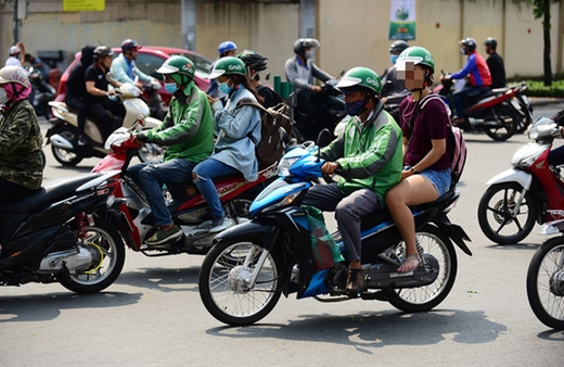 Những chuyến xe vui vẻ, an toàn luôn là mong muốn của hành khách và tài xế xe ôm - Ảnh: QUANG ĐỊNH