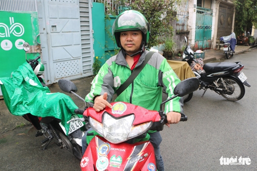 Anh Nguyễn Viết Trung tại điểm hỗ trợ Nguyễn Oanh quận Gò Vấp - Ảnh: THU HIẾN