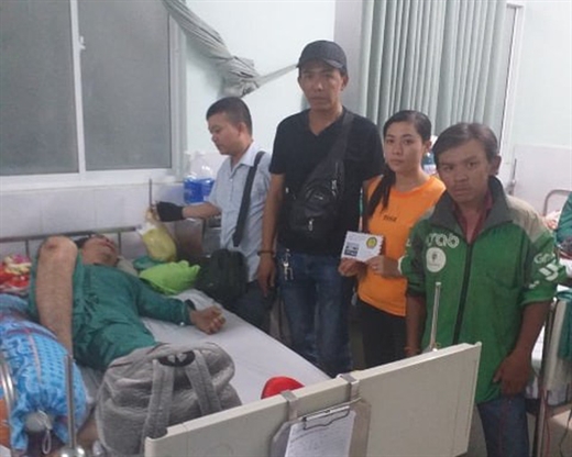 Anh Trung và các đồng nghiệp đến thăm và trao tiền cho một tài xế gặp nạn lúc đi làm, tại Bệnh viện Nhân Dân 115 - Ảnh: NVC