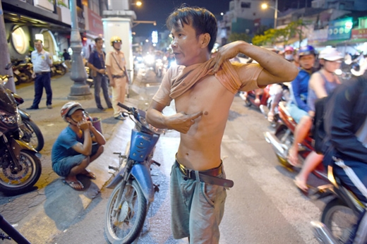 Một thanh niên uống rượu bia vẫn lái xe, thậm chí cự cãi với CSGT khi bị kiểm tra nồng độ cồn - Ảnh: LÊ PHAN