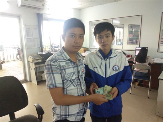 Đại diện HTX 19/5 trao lại toàn bộ tài sản và giấy tờ cho anh Đỗ Văn Đông (bên phải) - Ảnh: M.C
