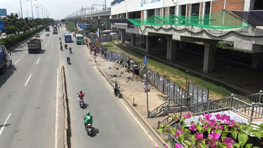 Khu vực trạm chờ xe buýt sau khi tháo dỡ dãy quán tạm bợ vào trưa 17-10 - Ảnh: MINH HÒA