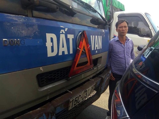 Tài xế Vũ Văn Luyện tại hiện trường vụ tai nạn sau khi không may điều khiển phương tiện tông phải đuôi xe ôtô 7 chỗ do anh Khải lái - Ảnh: LÊ QUANG KHẢI