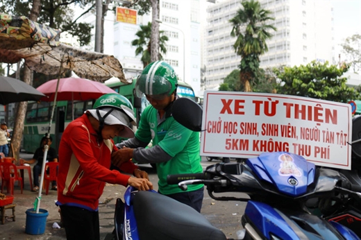 Trưa ngày 29 -10, anh Quí chở miễn phí một cụ bà từ Bệnh viện Chợ Rẫy ra bến xe Chợ Lớn để về nhà - Ảnh: NGỌC PHƯỢNG