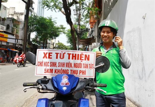 Tài xế Trần Văn Quí hào hứng khoe mới tậu được cái biển cho người nghèo dễ nhận diện ra anh - Ảnh: NGỌC PHƯỢNG