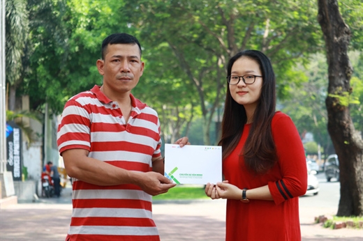 Tài xế Grab Phạm Duy Toàn (bên trái) chia sẻ, chỉ cần mỗi người tự ý thức tham gia giao thông đúng luật lệ, giao thông TP sẽ tốt đẹp hơn - Ảnh: NGỌC PHƯỢNG