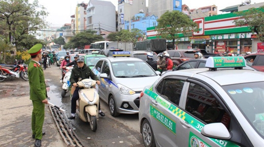Dự thảo nghị định cho phép taxi dán chữ XE TAXI có phản quang trên kính trước và sau của xe thay vì hộp đèn TAXI trên nóc xe - Ảnh: CHÍ TUỆ
