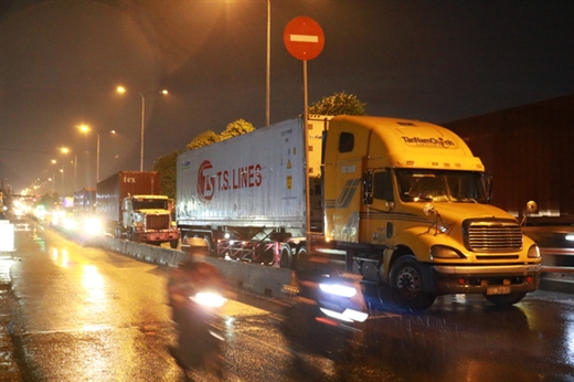 Nhiều xe tải nặng, xe container ngang nhiên ra vào TP.HCM trong khung giờ cấm - Ảnh: NGỌC PHƯỢNG