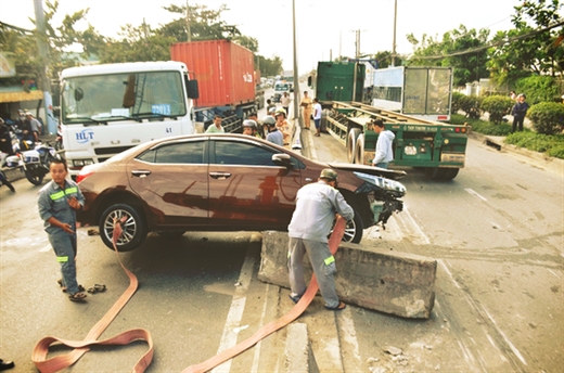 Một tai nạn liên hoàn xảy ra trên đường Nguyễn Thị Định, quận 2 trong tháng 10-2019 TP.HCM - Ảnh: T.T.