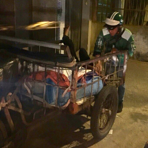 Các tài xế cứ một tháng hai lần trích một phần thu nhập cùng nhau mua nhu yếu phẩm tặng người cơ nhỡ, lang thang - Ảnh: QUỐC KHƯƠNG