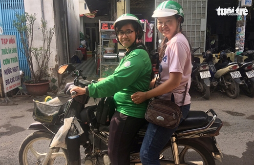 Không nề hà nắng mưa vất vả, nữ tài xế Ngọc Mai chăm chỉ chở khách để kiếm tiền nuôi con nhỏ - Ảnh: MY LĂNG