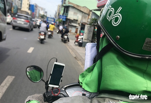 Đằng sau các cuốc xe Grab là bao cuộc đời cần mẫn mưu sinh - Ảnh: MY LĂNG